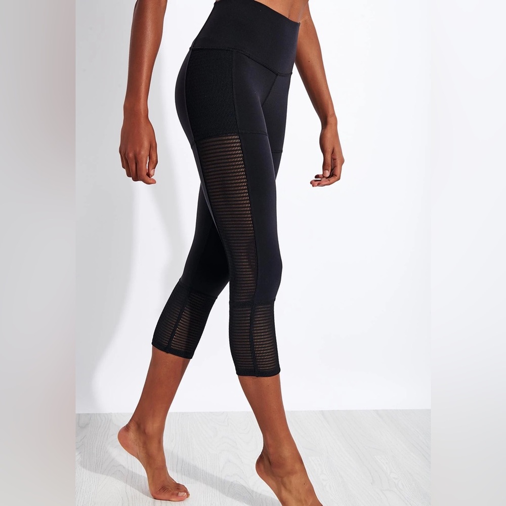 Alo yoga black off the grid capri leggings
